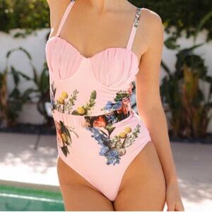 Albion Fit One Piece The Duchess size Small